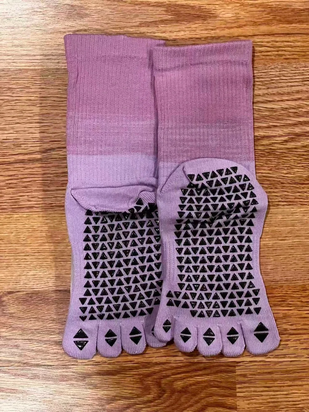 Non-slip yoga fitness Pilates split-toe mid-calf socks (purple)